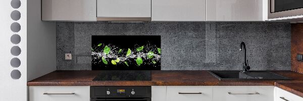 Rivestimento parete cucina in tonalità lime con accenti menta