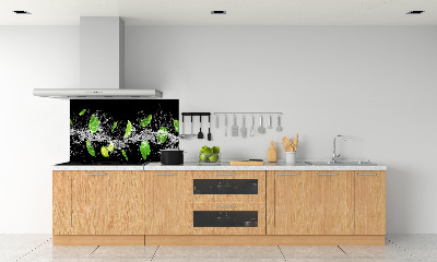 Rivestimento parete cucina in tonalità lime con accenti menta