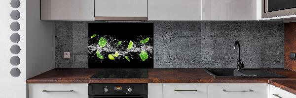 Rivestimento parete cucina in tonalità lime con accenti menta
