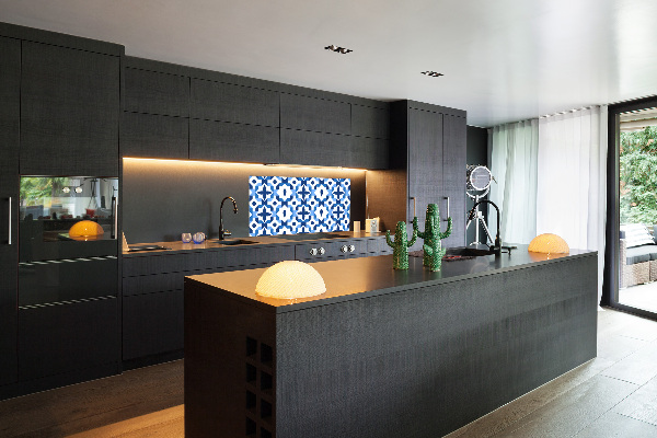 Rivestimento parete cucina con motivo geometrico