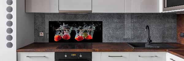 Rivestimento parete cucina con motivo fragole sott'acqua