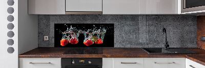 Rivestimento parete cucina con motivo fragole sott'acqua