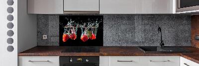 Rivestimento parete cucina con motivo fragole sott'acqua