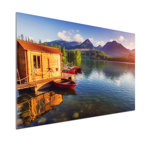 Rivestimento parete cucina con decorazione che richiama un lago tra le montagne