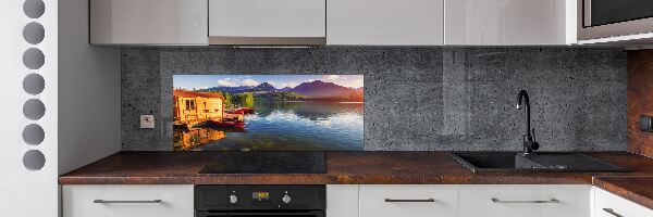 Rivestimento parete cucina con decorazione che richiama un lago tra le montagne
