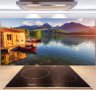 Rivestimento parete cucina con decorazione che richiama un lago tra le montagne