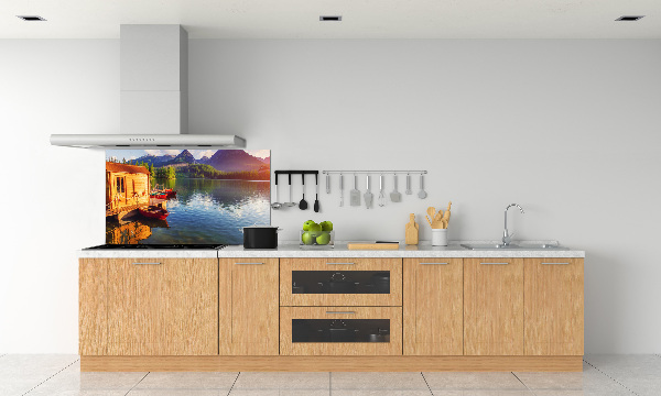 Rivestimento parete cucina con decorazione che richiama un lago tra le montagne