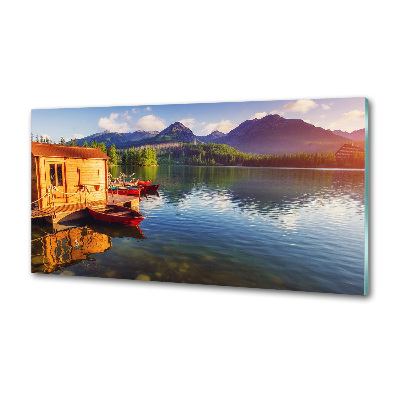 Rivestimento parete cucina con decorazione che richiama un lago tra le montagne