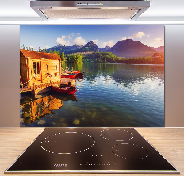 Rivestimento parete cucina con decorazione che richiama un lago tra le montagne