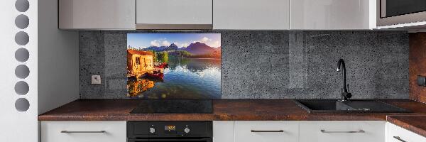 Rivestimento parete cucina con decorazione che richiama un lago tra le montagne