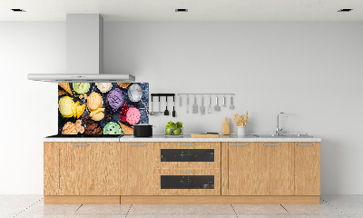 Rivestimento parete cucina in tonalità di gelato colorato