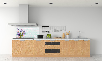 Rivestimento parete cucina con motivo di lavanda su finitura effetto legno