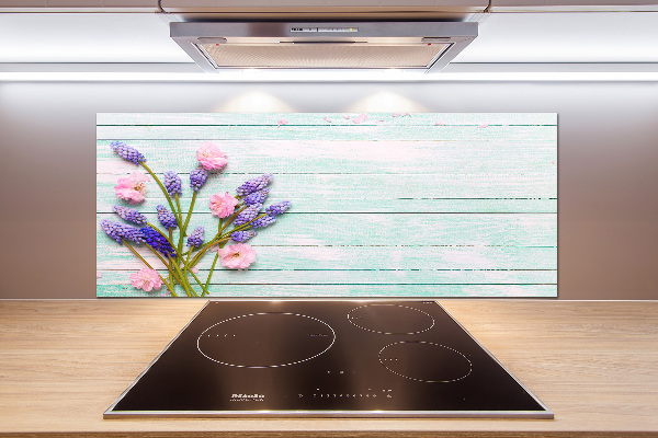 Rivestimento parete cucina con motivo di lavanda su finitura effetto legno