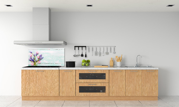 Rivestimento parete cucina con motivo di lavanda su finitura effetto legno