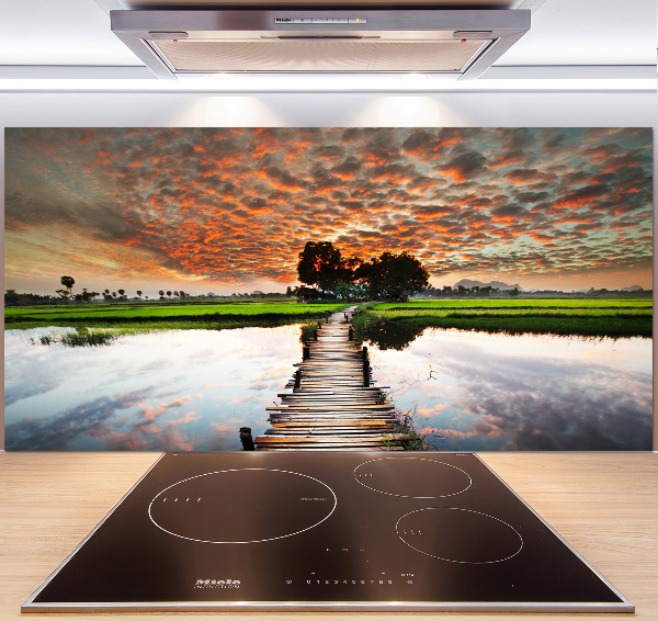 Rivestimento parete cucina con finitura a ponte di legno