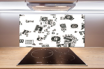 Pannello retrocucina con stampa delle lettere prese da un giornale