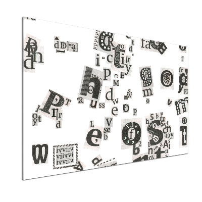 Pannello retrocucina con stampa delle lettere prese da un giornale