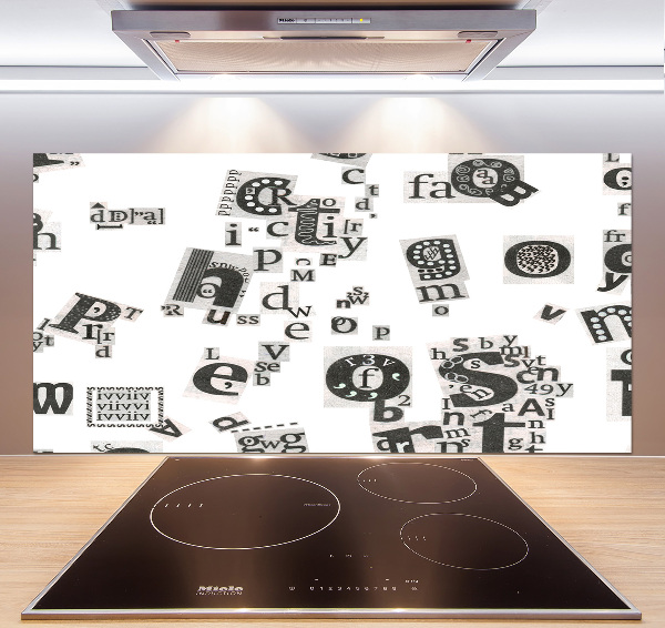 Pannello retrocucina con stampa delle lettere prese da un giornale