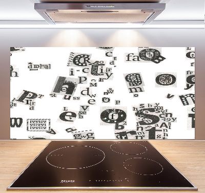 Pannello retrocucina con stampa delle lettere prese da un giornale