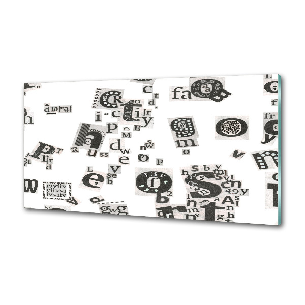 Pannello retrocucina con stampa delle lettere prese da un giornale