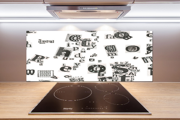 Pannello retrocucina con stampa delle lettere prese da un giornale