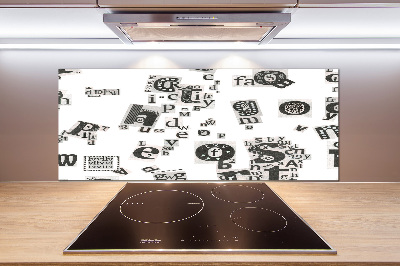 Pannello retrocucina con stampa delle lettere prese da un giornale