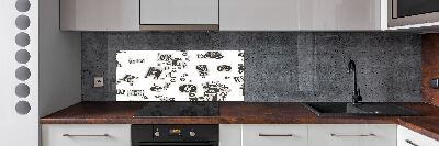 Pannello retrocucina con stampa delle lettere prese da un giornale