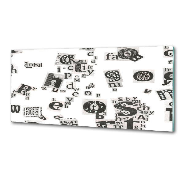 Pannello retrocucina con stampa delle lettere prese da un giornale