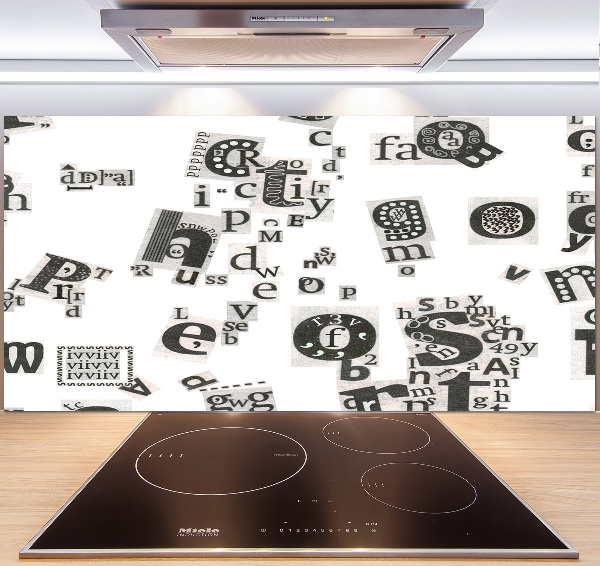 Pannello retrocucina con stampa delle lettere prese da un giornale