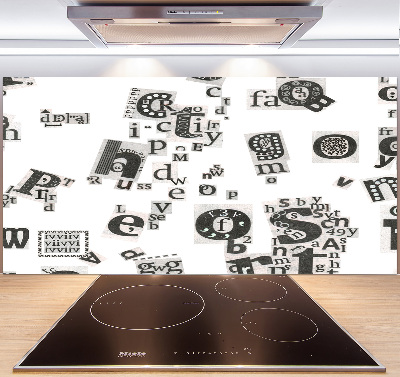 Pannello retrocucina con stampa delle lettere prese da un giornale