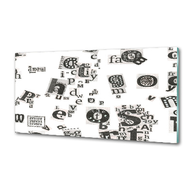 Pannello retrocucina con stampa delle lettere prese da un giornale