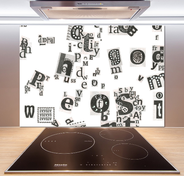 Pannello retrocucina con stampa delle lettere prese da un giornale