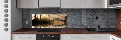 Pannello paraschizzi cucina con stampa raffigurante un vecchio ponte in autunno