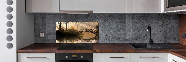 Pannello paraschizzi cucina con stampa raffigurante un vecchio ponte in autunno