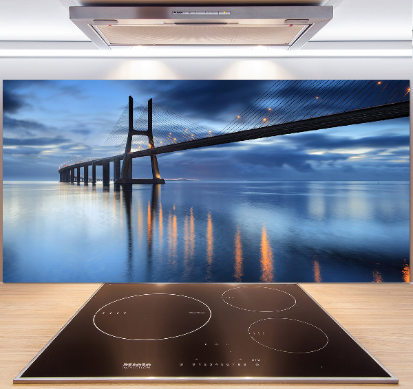 Pannello paraschizzi cucina con ponte illuminato