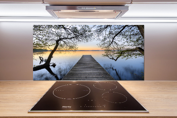 Rivestimento parete cucina con stampa raffigurante un molo sul lago