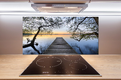 Rivestimento parete cucina con stampa raffigurante un molo sul lago