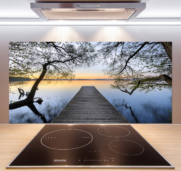 Rivestimento parete cucina con stampa raffigurante un molo sul lago