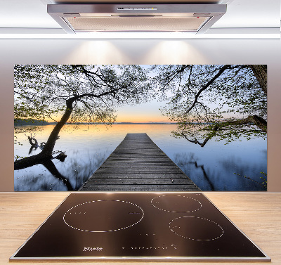 Rivestimento parete cucina con stampa raffigurante un molo sul lago