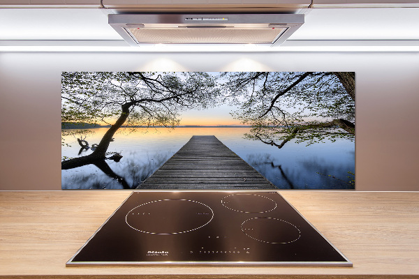 Rivestimento parete cucina con stampa raffigurante un molo sul lago