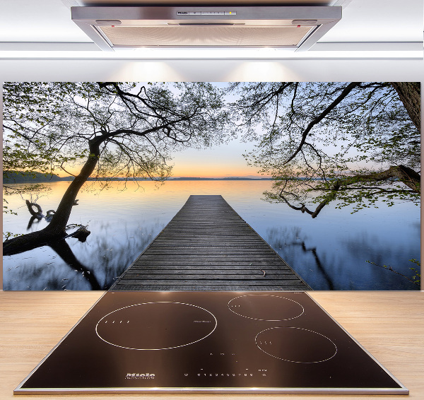 Rivestimento parete cucina con stampa raffigurante un molo sul lago