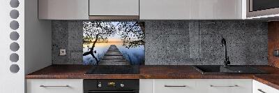 Rivestimento parete cucina con stampa raffigurante un molo sul lago