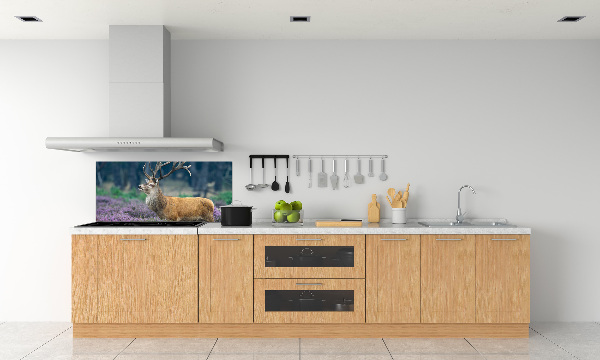 Pannello retrocucina con stampa di cervi tra la lavanda