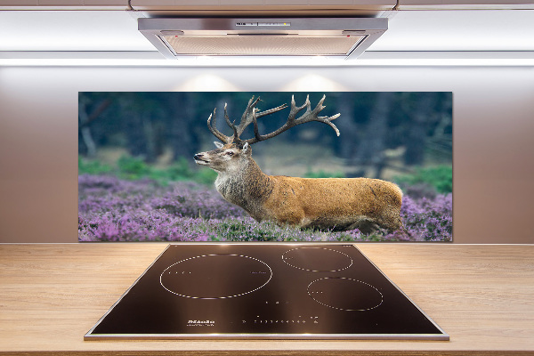 Pannello retrocucina con stampa di cervi tra la lavanda