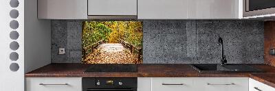 Pannello paraschizzi cucina con stampa del ponte nella foresta autunnale