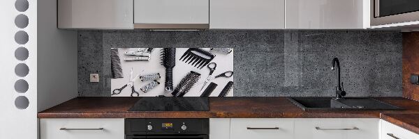 Rivestimento parete cucina con accessori per parrucchiere