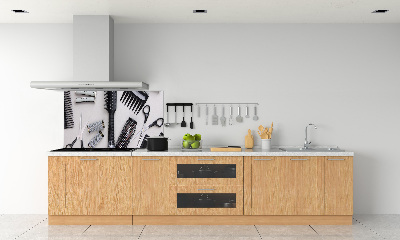 Rivestimento parete cucina con accessori per parrucchiere