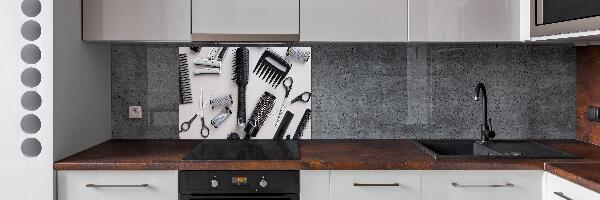 Rivestimento parete cucina con accessori per parrucchiere
