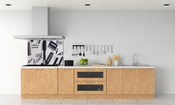 Rivestimento parete cucina con accessori per parrucchiere