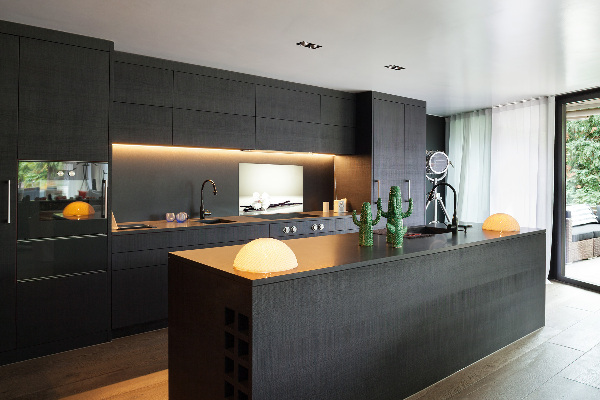 Rivestimento parete cucina con motivo baccello di vaniglia